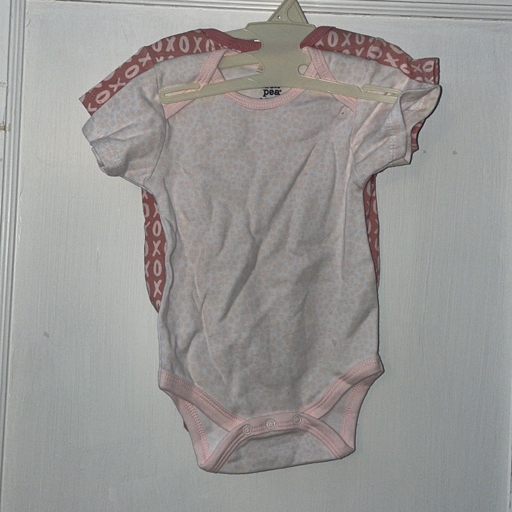 Set of two baby onesies (6-9M)